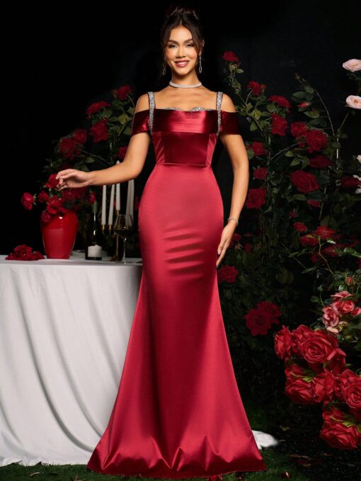 Vestido de Festa Longo com Alças Finas e Decoração de Diamantes na Cor Vinho Tinto - Image 2