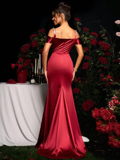 Vestido de Festa Longo com Alças Finas e Decoração de Diamantes na Cor Vinho Tinto - Image 4