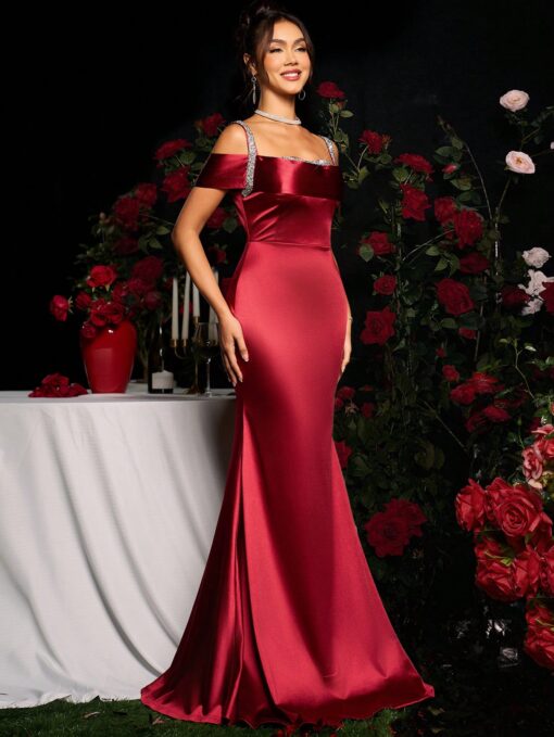Vestido de Festa Longo com Alças Finas e Decoração de Diamantes na Cor Vinho Tinto - Image 5