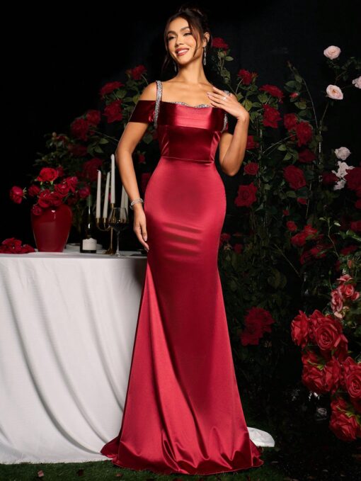 Vestido de Festa Longo com Alças Finas e Decoração de Diamantes na Cor Vinho Tinto - Image 7