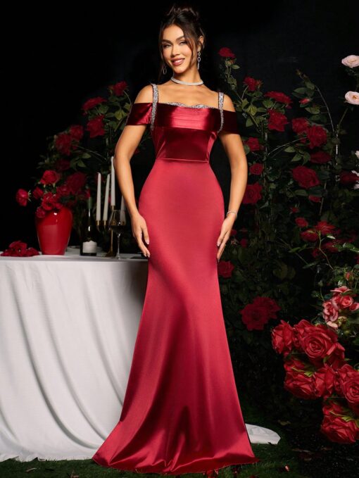 Vestido de Festa Longo com Alças Finas e Decoração de Diamantes na Cor Vinho Tinto - Image 3