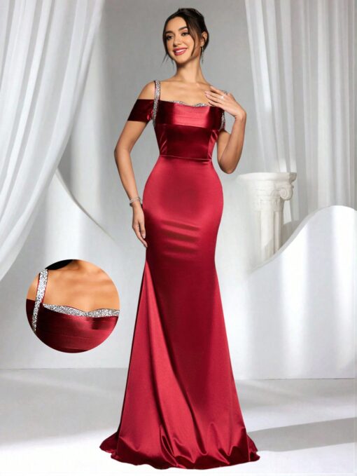 Vestido de Festa Longo com Alças Finas e Decoração de Diamantes na Cor Vinho Tinto